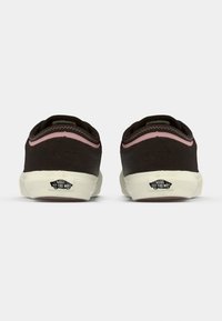 Καφέ πάνινα παπούτσια με ροζ λεπτομέρειες, με λευκή καουτσούκ σόλα και χαρακτηριστικό λογότυπο στη φτέρνα, με καμπυλωτές ραφές.