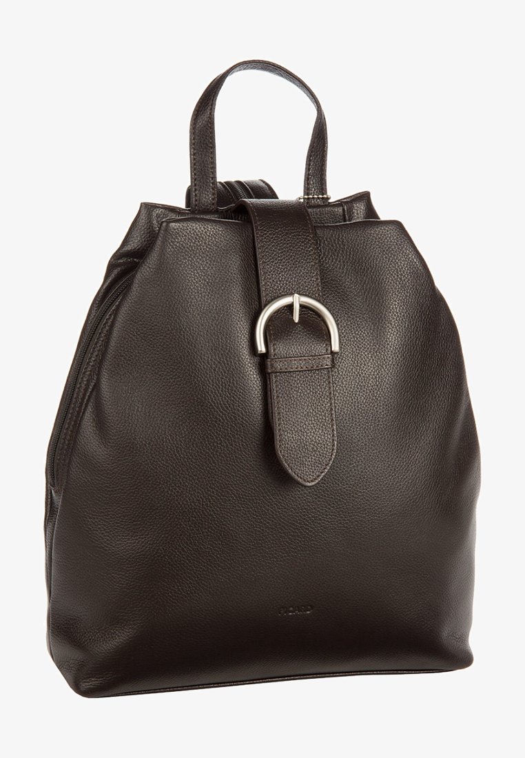 Sac à dos en cuir marron avec une finition texturée, doté d'une poignée supérieure et d'un détail en bouclerie en métal argenté.