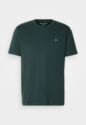 Tume roheline T-särk pehmest kangast, millel on ümar kaelus ja lühikesed varrukad. Vasakul rinnal tikitud logo.