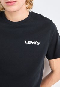 Levi's® CLASSIC GRAPHIC - Camiseta estampada - core caviar