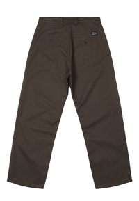 Braune Baumwollhose mit entspannter Passform, mit Knopfverschluss, zwei Gesäßtaschen und einem Etikett am Bund. Glatte Textur.