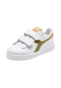 Sneaker bianco con doppie fibbie in velcro, striscia laterale verde e arancione, perforazioni sulla punta e colletto imbottito.