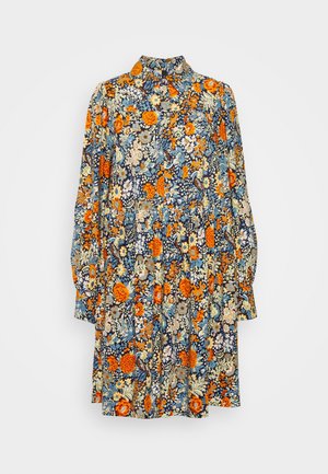 Bloemenjurk in blauw, oranje en crème; heeft lange mouwen, een hoge kraag en een geplooide taille. Gemaakt van lichtgewicht stof met ingewikkelde patronen.