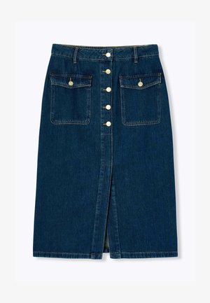 Jupe en jean bleu foncé longueur genou avec fermeture à boutons sur le devant, deux poches à rabat avec boutons, et une fente avant.