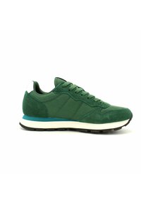 Sneaker atletica verde che presenta una combinazione di suede e tessuto, tomaia texturizzata, suola blu a contrasto e accentatura bianca sul tallone.