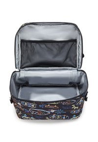 Borsa pranzo isolata con un esterno nero caratterizzato da grafiche colorate di skateboard e tavole da surf. L'interno è di colore argento con una tasca in rete.
