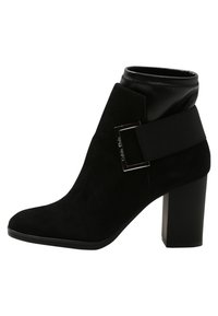 Stivale alla caviglia in suede nero con tacco a blocco alto, punta tonda, colletto in pelle e fascia elastica con dettagli in metallo argentato.