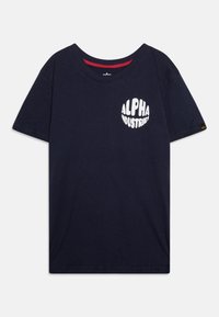 Tamsiai mėlyna medvilninė marškinėlių suapvalinta balta emblema, kurioje parašyta "ALPHA INDUSTRIES", kairėje krūtinės pusėje. Trumpi rankoviai, apvalus kaklas.