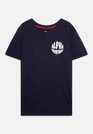 T-shirt en coton bleu marine avec un rond blanc logotypé "ALPHA INDUSTRIES" sur la poitrine gauche. Manches courtes, design à col rond.