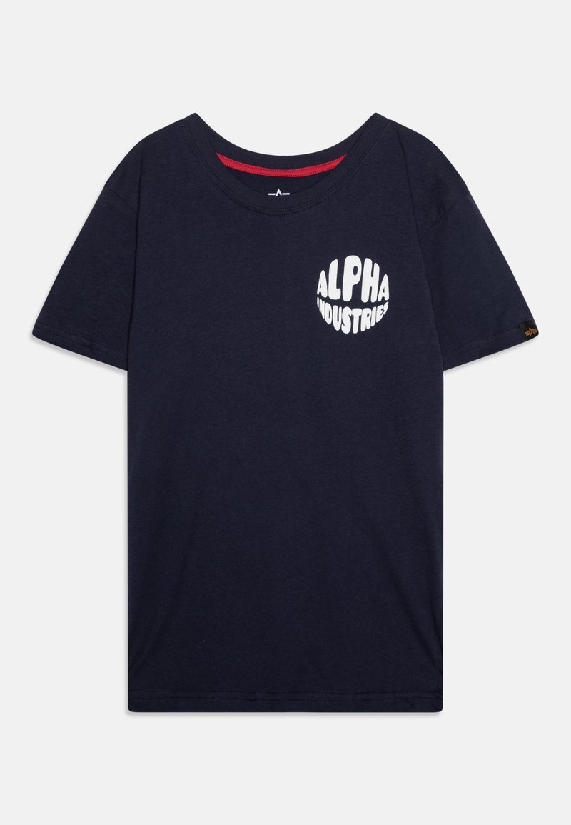 Tamsiai mėlyna medvilninė marškinėlių suapvalinta balta emblema, kurioje parašyta "ALPHA INDUSTRIES", kairėje krūtinės pusėje. Trumpi rankoviai, apvalus kaklas.