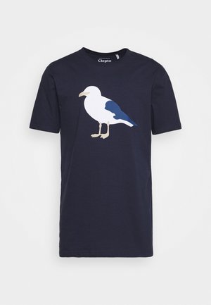 Granatowy t-shirt z krótkim rękawem z dużą grafiką stojącej mewy w kolorach białym, beżowym i niebieskim na klatce piersiowej.