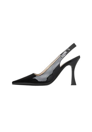 Zapato de tacón slingback de charol negro con puntera afilada, lados abiertos y tacón stilettos. Acabado con un pequeño detalle metálico en la correa.