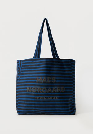 Blå og sort vandret stribet shopper med to håndtag og teksten "MADS NØRGAARD COPENHAGEN" foran.