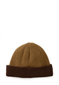Brązowa dziana czapka beanie z zagiętym ciemnobrązowym brzegiem. Teksturowany wzór z bezszwową konstrukcją, odpowiednia do noszenia w zimną pogodę.
