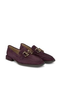 Mocassini in suede di colore viola scuro con tacco a blocco, caratterizzati da una catena dorata sul davanti e dettagli di cucitura lungo le cuciture.