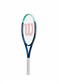 Raqueta de tenis Wilson Ultra con un marco azul y verde menta, empuñadura blanca y logotipo rojo. Patrón de cuerdas abierto y forma de cabeza ovalada.