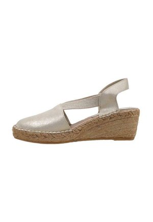 Sandale compensée en espadrille argentée avec un bout rond, une bride élastique et une semelle intermédiaire en jute tressé à finition texturée.