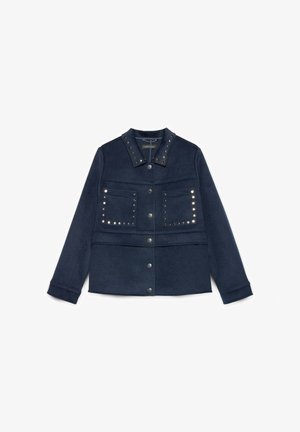 Dunkelblaue Jacke mit langen Ärmeln, Druckknopfverschluss, zwei vordere Taschen, verziert mit Metallnieten, und einem mit Nieten versehenen Kragen.
