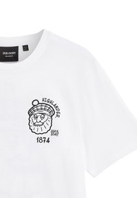 Weißes Baumwoll-T-Shirt mit einer schwarzen Linienillustration eines bärtigen Gesichts, das einen karierten Hut trägt, mit dem Text "HIGHLANDER 1874" darüber.