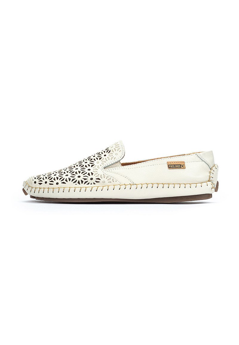 Chaussure en cuir à enfiler avec un motif floral découpé, couleur crème, couture contrastante et bout arrondi. Design léger adapté à une utilisation décontractée.
