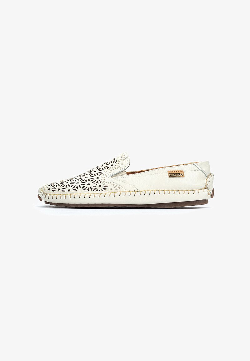 Chaussure en cuir à enfiler avec un motif floral découpé, couleur crème, couture contrastante et bout arrondi. Design léger adapté à une utilisation décontractée.