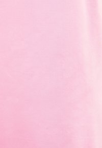 Tissu rose doux avec une texture lisse, présentant une couleur uniforme et des motifs ou détails minimalement visibles. Idéal pour une utilisation dans des vêtements polyvalents.