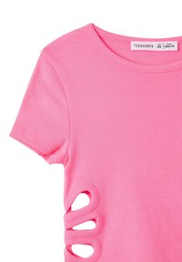 T-shirt rosa a coste con scollatura rotonda e maniche corte. Presenta dettagli a taglio sui lati, che aggiungono texture e interesse visivo.