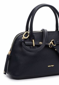 Bolso de mano de cuero negro con textura, doble asa, herrajes dorados, cierre de cremallera y el logo de la marca "SURI FREY" en el frente.