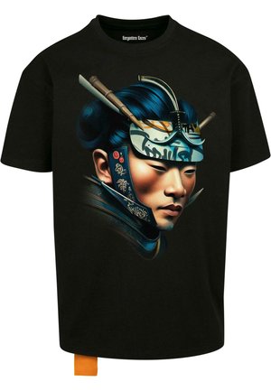 Camiseta de algodón negra con un colorido gráfico de un samurái, con rasgos faciales detallados, casco y patrones de acento.