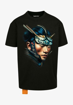 T-shirt nera in cotone con una grafica colorata di un samurai, dotata di dettagli sul volto, elmo e motivi decorativi.