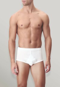 Boxer briefs bianchi in cotone con una texture liscia, una vestibilità aderente e una tasca di supporto; presentano un elastico semplice e nessun motivo visibile.