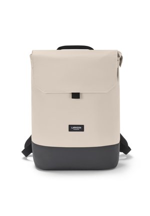 Sac à dos rectangulaire beige et noir avec rabat supérieur, fermoir avant, poignée noire, bretelles rembourrées et logo "Larkson Hamburg" à l'avant.