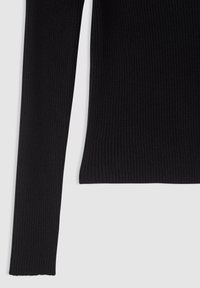 Top nero a maniche lunghe in maglia a coste con silhouette aderente e polsini standard, caratterizzato da una texture liscia e un orlo netto.