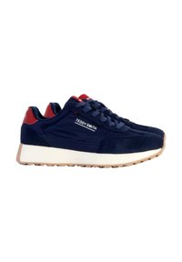 Sneakers in suede navy con accenti rossi, suola intermedia color crema e suola esterna in gomma testurizzata. Presentano un design con lacci e un marchio sul lato.