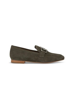 Grüner Wildlederloafer mit flacher Sohle und einer dekorativen Schnallenakzent auf dem Schaft. Glatte Textur mit gestickten Details.