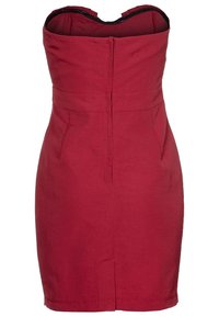 Trägerloses bordeauxrotes Kleid mit figurbetontem Schnitt, ausgestattet mit einem versteckten Reißverschluss auf der Rückseite und dezenten Falten vorne. Glatte Textur.