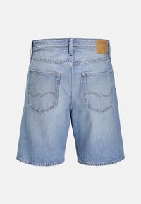 Şorturi din denim de culoare albastră deschisă, cu un croi clasic, cinci buzunare și o etichetă din piele pe talia din spate. Prezintă detalii de cusătură subtile.