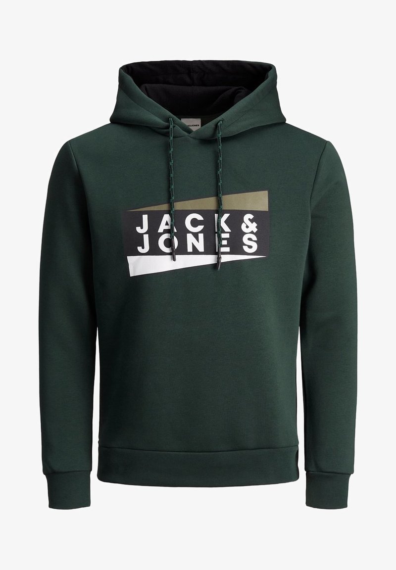 Zelená mikina s klokanským kapsou, nastavitelnou šňůrkou a kontrastním potiskem s názvem "JACK & JONES" v tučné typografii.