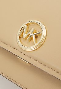 MICHAEL Michael Kors DELANCEY - Sac à main - camel