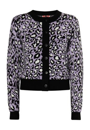 Lila pletena cardigan z črnim leopardjim tiskom, črnimi rebrastimi manšeti in robom, sprednjimi gumbi in okroglo ovratnico. Gladka tekstura skozi celotno oblačilo.