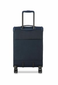 Maleta de tela en color navy con un asa retráctil, cuatro ruedas negras, una textura suave y un diseño minimalista.