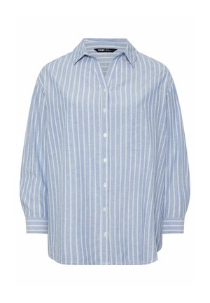 Camisa azul clara de botones con rayas blancas verticales, mangas largas con puños y cuello puntiagudo.