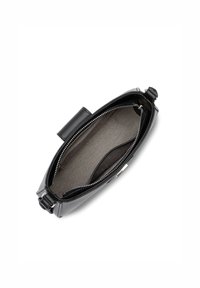Borsa a mano in pelle nera con una texture liscia, chiusura con zip e interno in tessuto grigio a fantasia. Presenta un manico superiore singolo per il trasporto.