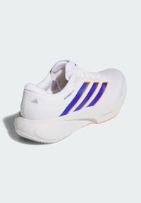 Λευκό αθλητικό παπούτσι με μοβ και πορτοκαλί λεπτομέρειες, επάνω μέρος από δίχτυ, επένδυση στον γιακά και μαλακή σόλα. Διαθέτει τρεις χαρακτηριστικές γραμμές στο πλάι.