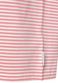 Katoenen T-shirt met horizontale strepen in lichtroze en wit, met een zijnaadlabel waarop "Marc O'Polo Denim" staat.