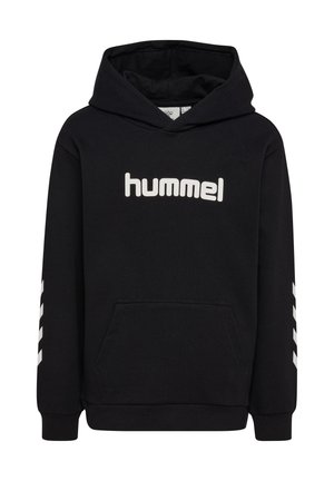 Sort hættetrøje med hvidt "hummel" logo på brystet og hvide chevron-striber på begge ærmer, med en kangurulomme foran.