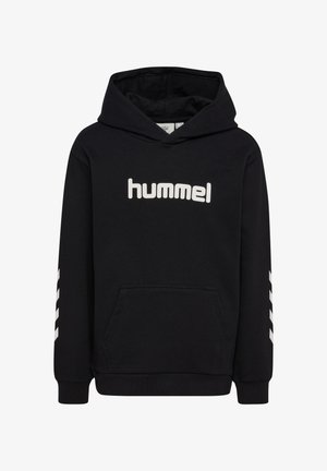 Czarna bluza z kapturem z białym logo „hummel” na piersi oraz białymi paskami w kształcie szewronu na obu rękawach, z przednią kieszenią typu kangurka.