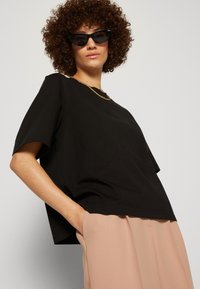 Lindex LOLA - Navadna majica - black