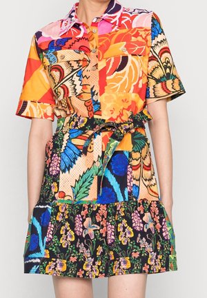 Dress with short sleeves, buttoned front, patchwork butterfly and floral patterns in bright orange, blue, yellow, and black colors, tied at the waist.