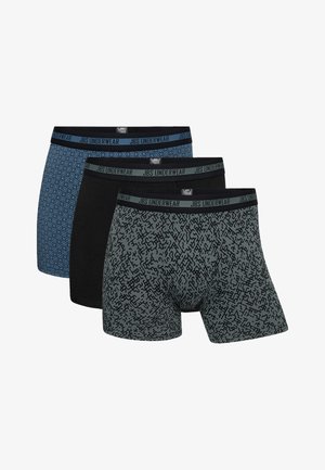 Tre par herrboxershorts: ett med ett blått geometriskt mönster, ett i helt svart och ett i grönt med ett abstrakt svart tryck. Svarta midjor.